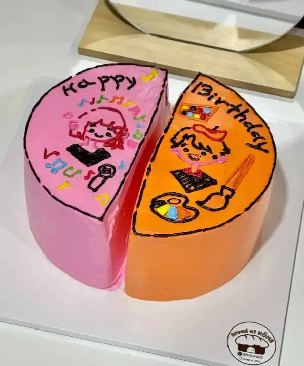 ช็อกโกแลตเค้กตกแต่งด้วยภาพวาดอายไลเนอร์ หัวใจ และตัวการ์ตูนสำหรับโอกาสพิเศษในบ้านอบขนมบ้านโฮม Bread at HÖME.