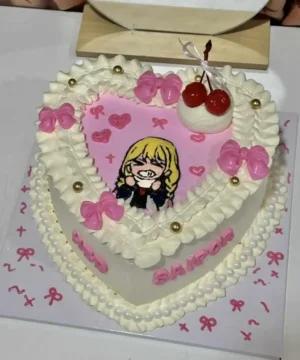 เค้กหัวใจตกแต่งด้วยครีมและเชอร์รี่สด สวยงามและน่ารับประทาน เหมาะสำหรับโอกาสพิเศษและเป็นของขวัญสุดน่ารักในธีมมินิมอล.