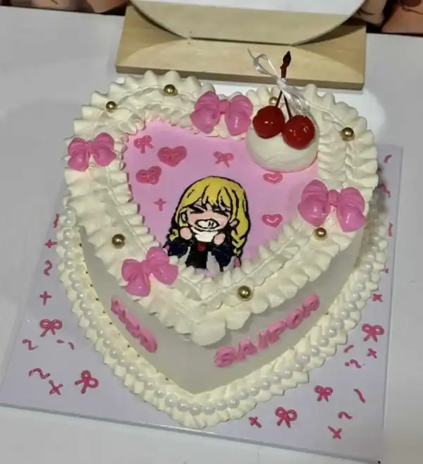 เค้กหัวใจตกแต่งด้วยครีมและเชอร์รี่สด สวยงามและน่ารับประทาน เหมาะสำหรับโอกาสพิเศษและเป็นของขวัญสุดน่ารักในธีมมินิมอล.