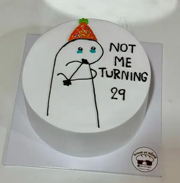 เค้กวาดมินิมอลที่ออกแบบอย่างเรียบง่ายแต่เต็มไปด้วยความน่ารักและความรู้สึกพิเศษ เหมาะสำหรับโอกาสพิเศษและเป็นของขวัญที่น่าประทับใจ.