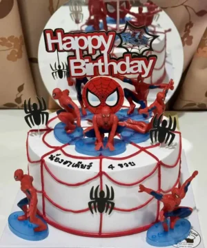 เค้กวันเกิดธีม Spider-Man พร้อมของตกแต่งน่ารักสำหรับปาร์ตี้วันเกิดของเด็กชาย.