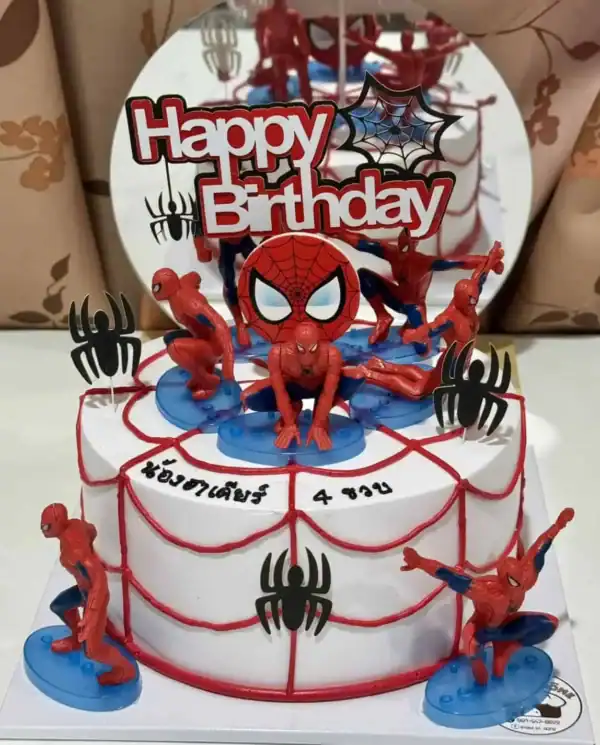 เค้กวันเกิดธีม Spider-Man พร้อมของตกแต่งน่ารักสำหรับปาร์ตี้วันเกิดของเด็กชาย.