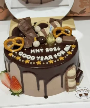 โลโก้เค้กช็อกโกแลตสำหรับวันเกิด กินได้หวานอร่อย มีผลไม้สดและท็อปปิ้งช็อกโกแลตสวยงาม.