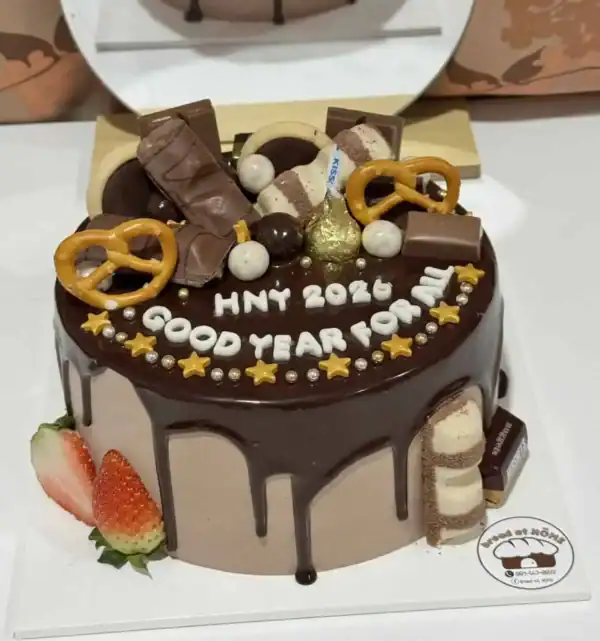 โลโก้เค้กช็อกโกแลตสำหรับวันเกิด กินได้หวานอร่อย มีผลไม้สดและท็อปปิ้งช็อกโกแลตสวยงาม.