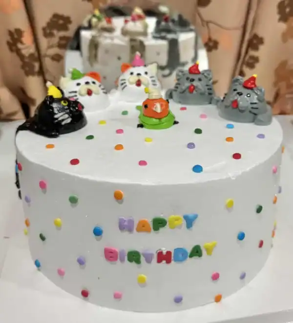หวานเค้กวันเกิดสัตว์น่ารักสดใสสำหรับปาร์ตี้และงานเลี้ยงวันเกิด, ตกแต่งด้วยตัวการ์ตูนแมวและการตกแต่งสีสันสดใส, เหมาะสำหรับงานฉลองและสร้างความสุขในโอกาสพิเศษ.
