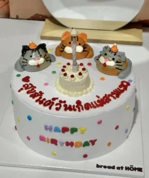 เค้กแมวสุดน่ารักพร้อมเทียนและตกแต่งด้วยแมวเหมียวครีเอทีฟ เหมาะสำหรับฉลองวันเกิดแมวหรือเป็นของขวัญสุดพิเศษสำหรับคนรักแมว.