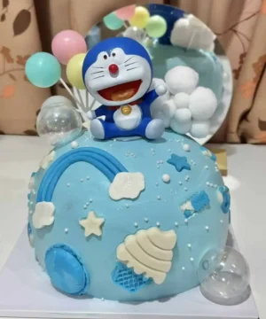เค้กวันเกิดการ์ตูนโดราเอม่อนสีฟ้าสำหรับทำขนมปังที่บ้าน งานฝีมือเบเกอรี่สดใสเหมาะสำหรับปาร์ตี้เด็กและครอบครัว เน้นการตกแต่งธีมสีฟ้าพร้อมตัวละครโดราเอมอนและองค์ประกอบลูกโป่งและขนมหวานต่าง ๆ เพิ่มความน่ารักและความสนุกสนานในโอกาสพิเศษ.