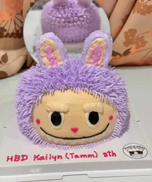 อัลตร้าสวยงาม เค้กดีไซน์น่ารักในธีมกระต่ายสีม่วง พร้อมรสชาติพรีเมียม เหมาะสำหรับฉลองวันพิเศษและสร้างความประทับใจให้ทุกคน.