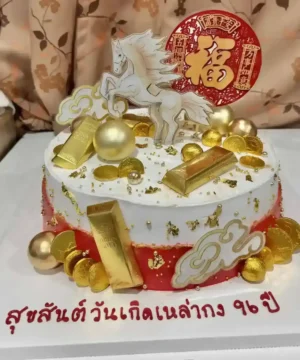เค้กวันเกิดมงคลทองคำ พร้อมม้าเทพเจ้าและสัญลักษณ์โชคลาภทองคำ สื่อถึงความมั่งคั่งและโชคดีตลอดปี.