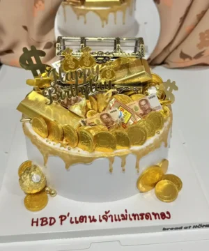 เค้กเงินทองทองคำและธนบัตร สัญลักษณ์แห่งความมั่งคั่งและโชคลาภ ส่งเสริมความร่ำรวยในโอกาสพิเศษและวันเกิด.