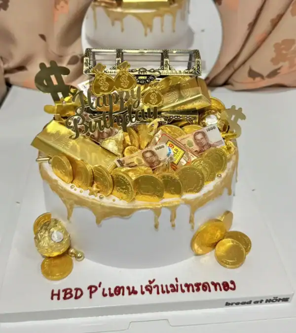 เค้กเงินทองทองคำและธนบัตร สัญลักษณ์แห่งความมั่งคั่งและโชคลาภ ส่งเสริมความร่ำรวยในโอกาสพิเศษและวันเกิด.