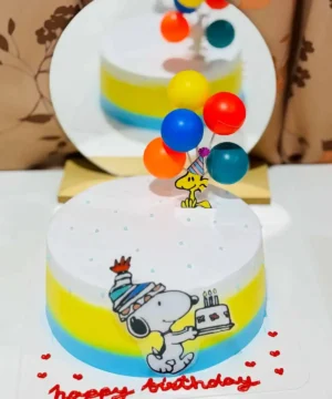 แถบคำอธิบายภาพ: เค้กวันเกิดสีสันสดใสพร้อมภาพวินนิพิกแสนสนุกและลูกโป่งสำหรับฉลองวันเกิดเด็ก.