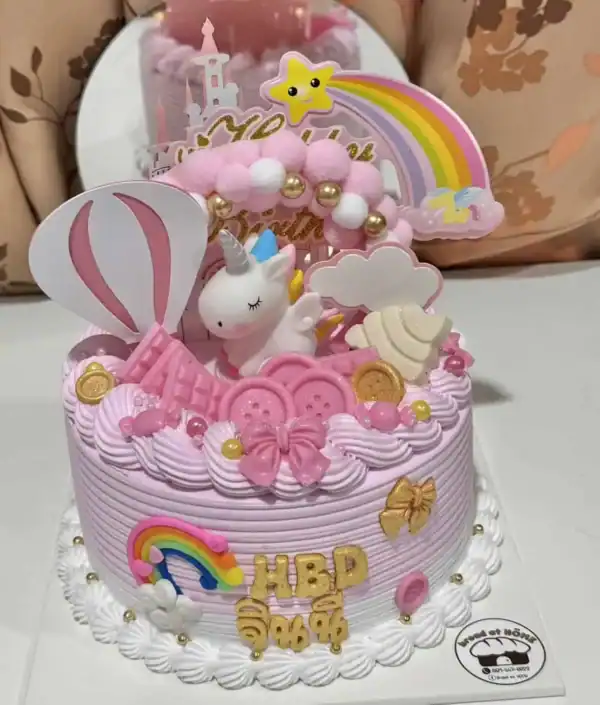 เทียนวันเกิดเจ้าหญิงยูนิคอร์นและเค้กหวานในธีมสีชมพูพร้อมของตกแต่งน่ารัก เหมาะสำหรับงานเลี้ยงวันเกิดเด็กหญิงและการฉลองพิเศษในธีมเจ้าหญิงยูนิคอร์นและสายรุ้ง.