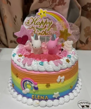 เทียนเค้กยูนิคอร์นสีชมพูและสายรุ้ง พร้อมตกแต่งด้วยลูกโป่งหัวใจและดาว สร้างความสุขในวันเกิดสำหรับเด็กผู้หญิงในบรรยากาศอบอุ่นและน่ารัก.