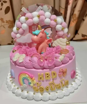 เทียนเค้กยูนิคอร์นหวานสีชมพูและฟ้ายิ่งใหญ่พร้อมรายละเอียดน่ารักเหมาะสำหรับงานฉลองวันเกิดเด็กผู้หญิง, เค้กหน้างานเลี้ยงวันเกิดสำหรับเด็ก, ดีไซน์น่ารักและเต็มไปด้วยความสุข.