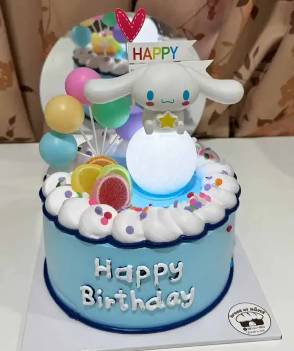 ชุดเค้กวันเกิดสีฟ้าสำหรับทุกโอกาส พร้อมตกแต่งด้วยตัวการ์ตูนกระต่ายน่ารักและลูกอมหลากสี สร้างความสุขให้ทุกงานฉลองด้วยดีไซน์น่ารักและรสชาติอร่อย เสริมบรรยากาศสนุกสนานและความประทับใจในวันพิเศษ.