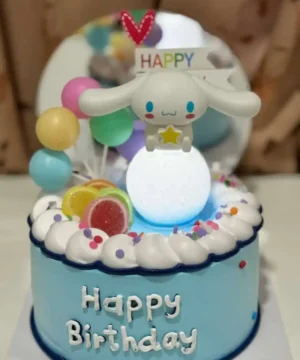 เทียนวันเกิดน่ารัก พร้อมคำอวยพรและโมเดลกระต่ายสุดน่ารักบนเค้กสีฟ้าสำหรับฉลองวันเกิด เหมาะสำหรับการสร้างบรรยากาศสนุกสนานและเป็นธรรมชาติในงานเลี้ยงพื้นที่บ้าน.