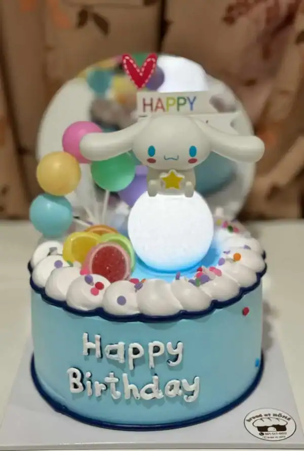 เทียนวันเกิดน่ารัก พร้อมคำอวยพรและโมเดลกระต่ายสุดน่ารักบนเค้กสีฟ้าสำหรับฉลองวันเกิด เหมาะสำหรับการสร้างบรรยากาศสนุกสนานและเป็นธรรมชาติในงานเลี้ยงพื้นที่บ้าน.