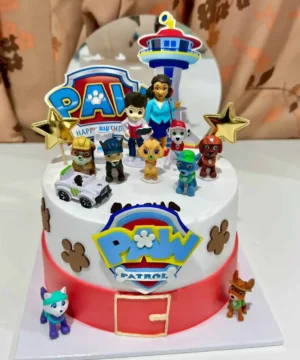 เค้กโมเดลการ์ตูนพาวด์ ปาร์ค พร้อมตัวละครน่ารักและฉากจากการ์ตูน สำหรับตกแต่งงานวันเกิดเด็ก เพิ่มความสนุกและความน่ารักให้ปาร์ตี้.