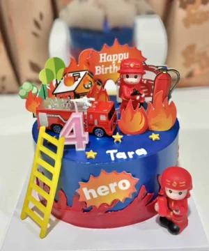 ไฟล์ภาพเค้กวันเกิดธีมดับเพลิงและฮีโร่สำหรับการเฉลิมฉลอง โดยเน้นความสนุกสนานและความน่ารักของตัวละครเด็ก พร้อมองค์ประกอบตกแต่งไฟและคำว่า