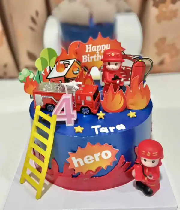 ไฟล์ภาพเค้กวันเกิดธีมดับเพลิงและฮีโร่สำหรับการเฉลิมฉลอง โดยเน้นความสนุกสนานและความน่ารักของตัวละครเด็ก พร้อมองค์ประกอบตกแต่งไฟและคำว่า "Hero" สำหรับวันเกิดเด็กที่ชื่นชอบฮีโร่และการช่วยเหลือ.