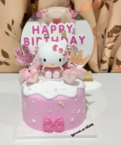 ของหวานวันเกิดเค้กน่ารักธีม Hello Kitty สำหรับเด็กผู้หญิง พร้อมเทียนและตกแต่งด้วยขนมหวานสีชมพูสดใส.