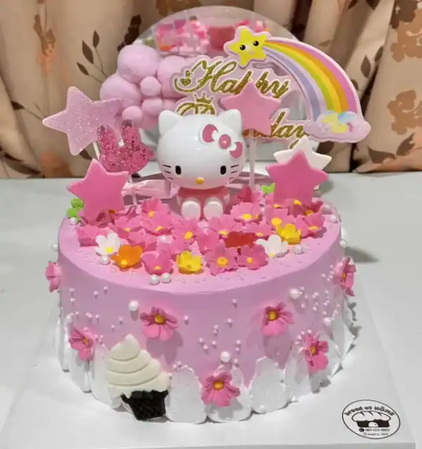 หวานเค้กวันเกิด Hello Kitty สีชมพูตกแต่งด้วยดอกไม้และลูกกวาดสำหรับโอกาสพิเศษ.