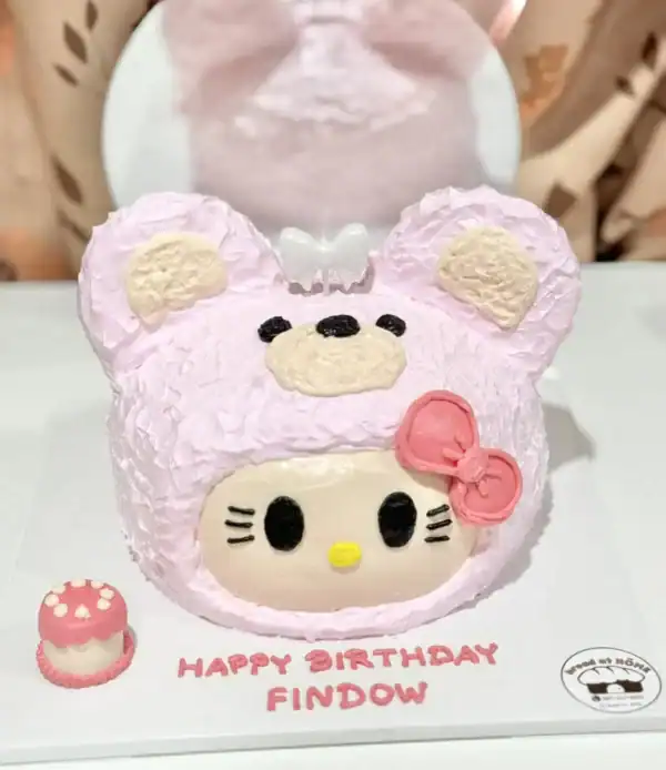 หวานฉ่ำเค้กปั้นรูปการ์ตูนผสมความน่ารักสำหรับเบเกอรี่ทำเองที่บ้าน, เค้กทำมือสดใสด้วยดีไซน์มา โดยเฉพาะเค้กการ์ตูนฮาโลลี่รูปลายหน้ายิ้ม, สำหรับเค้กวันเกิดหรือโอกาสพิเศษที่ต้องการความน่ารักและอร่อย.