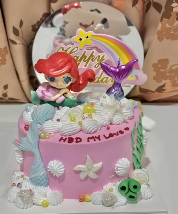 เปรียบเทียบเค้กวันเกิดเจ้าหญิงเงือกน้อย สีชมพู พร้อมของตกแต่งน่ารักสำหรับเฉลิมฉลองในบ้านและทำเอง | เค้กแต่งงานและปาร์ตี้สำหรับคนรักการทำขนมง่าย ๆ ในบ้าน.