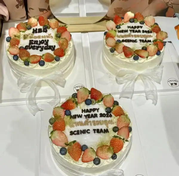 หวานฉ่ำเค้กวันปีใหม่ ตกแต่งด้วยผลไม้สด เช่น สตรอเบอร์รี่, บลูเบอร์รี่, และราสเบอร์รี่ พร้อมข้อความอวยพรในโอกาสพิเศษ ขนมเค้กสุดน่ารักนี้เหมาะสำหรับฉลองปีใหม่โดยเฉพาะ.