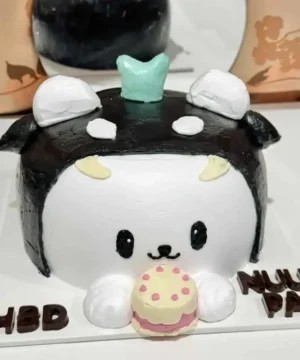 ป้ายชื่อเค้กน้องวัวน่ารักตกแต่งด้วยครีมและช็อกโกแลต สำหรับวันเกิดและปีใหม่มีดีไซน์น่ารัก สีสันสดใส สร้างความสนุกและความสุขให้กับทุกโอกาสในบ้าน.