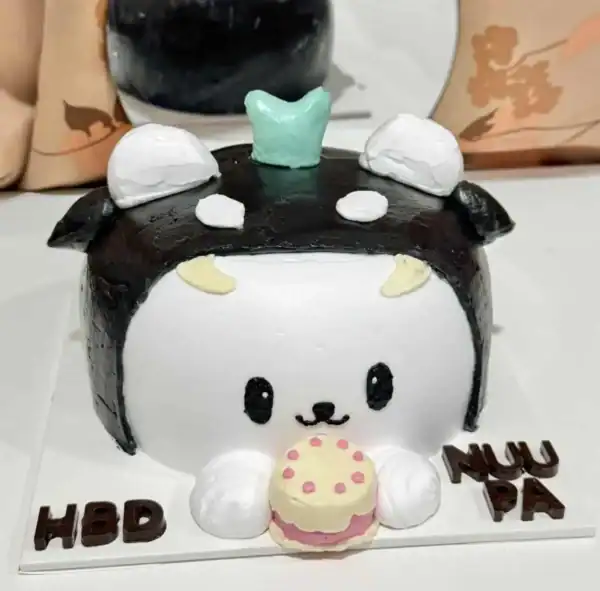 ป้ายชื่อเค้กน้องวัวน่ารักตกแต่งด้วยครีมและช็อกโกแลต สำหรับวันเกิดและปีใหม่มีดีไซน์น่ารัก สีสันสดใส สร้างความสนุกและความสุขให้กับทุกโอกาสในบ้าน.