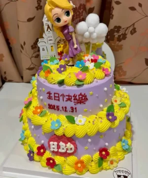 หวานอบอุ่นเค้กวันเกิดเด็กหญิงเจ้าหญิงตัวละครดิสนีย์ ตกแต่งด้วยดอกไม้สีสันสดใสและครีมตกแต่ง น่ารักและสร้างความสุขสำหรับงานเฉลิมฉลองของเด็ก ๆ.