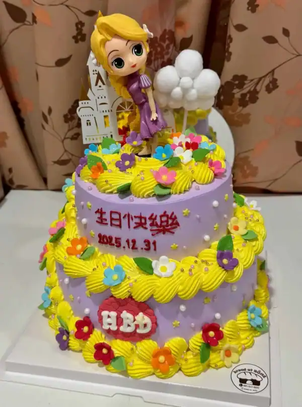 หวานอบอุ่นเค้กวันเกิดเด็กหญิงเจ้าหญิงตัวละครดิสนีย์ ตกแต่งด้วยดอกไม้สีสันสดใสและครีมตกแต่ง น่ารักและสร้างความสุขสำหรับงานเฉลิมฉลองของเด็ก ๆ.
