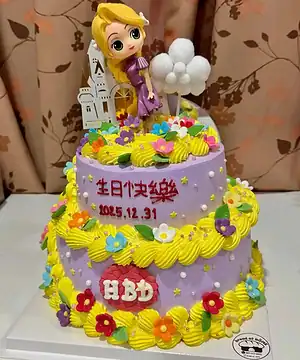 ลูกเค้กวันเกิดสีพาสเทลสดใส ประกอบด้วยดอกไม้ตกแต่งด้วยครีมและฟองน้ำฟู พร้อมตัวการ์ตูนเจ้าหญิงน่ารักบนยอดเค้ก.