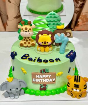 ก้อนเค้กวันเกิดลายแฟนซีสัตว์น่ารักพร้อมเทียนและคำอวยพรในธีมป่าไม้และสัตว์ป่าเหมาะสำหรับฉลองวันเกิดเด็กและความสุขในครอบครัว.