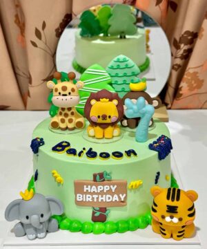 นกหวีดขาว, เค้กวันเกิดเด็กน่ารักแบบการ์ตูนน่ารัก, เค้กตกแต่งด้วยตัวละครสัตว์และต้นไม้น่ารัก, เค้กวันเกิดสำหรับเด็กพร้อมตัวละครสัตว์และข้อความ Happy Birthday.