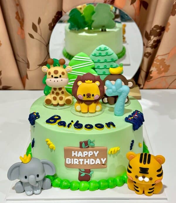นกหวีดขาว, เค้กวันเกิดเด็กน่ารักแบบการ์ตูนน่ารัก, เค้กตกแต่งด้วยตัวละครสัตว์และต้นไม้น่ารัก, เค้กวันเกิดสำหรับเด็กพร้อมตัวละครสัตว์และข้อความ Happy Birthday.