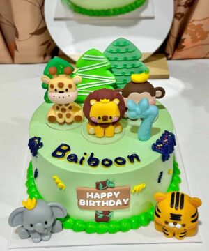 เทียนวันเกิดลายสัตว์น่ารักบนเค้กสีเขียวในธีมป่าไม้ พร้อมข้อความ