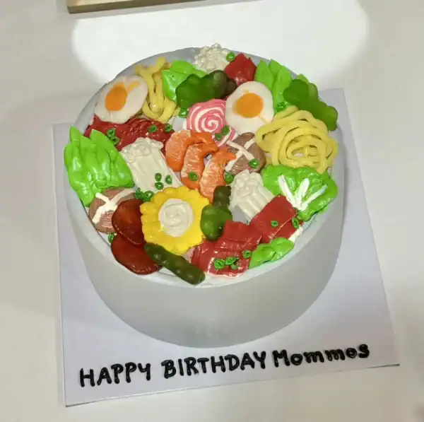 เค้กชาบูสุดน่ารักตกแต่งด้วยอาหารและเครื่องปรุงต่าง ๆ สำหรับวันเกิด.