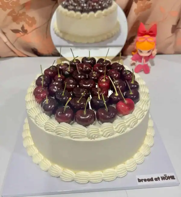 เค้กเชอรี่แบล็คฟอเรสต์สุดหรูหราสไตล์ยุโรป พร้อมเชอร์รี่สดบนหน้าเค้ก สร้างความหอมหวานและความน่ารับประทานในทุกคำ.