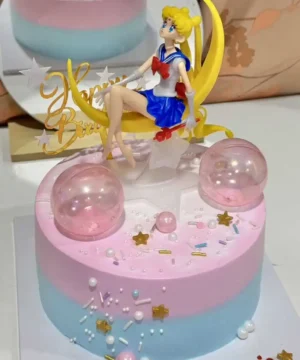 เค้กเซเลอร์มูนสุดน่ารักสำหรับวันเกิดที่เต็มไปด้วยความสนุกและความฝันในโลกการ์ตูน สร้างสรรค์ด้วยดีไซน์น่ารักและสีสันสดใส เหมาะสำหรับแฟนการ์ตูนในตำนานและเด็กๆ.