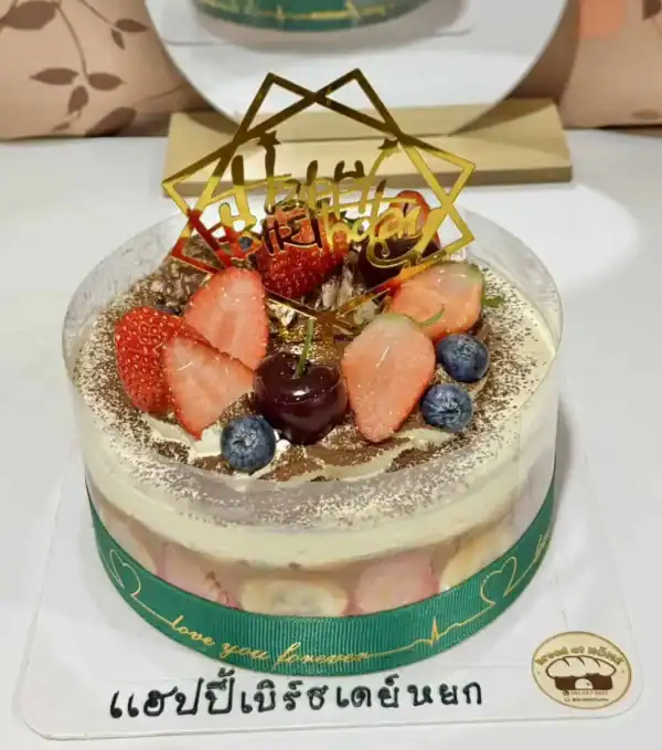 เค้กผลไม้สดพร้อมตกแต่งด้วยสตรอเบอรี่, บลูเบอรี่, เชอร์รี่ และการตกแต่ง.