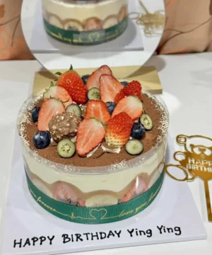 เค้กวันเกิดสตรอเบอรี่นอฟฟีสดใส ประดับผลไม้สดและช็อกโกแลต สร้างความสุขในโอกาสพิเศษ.