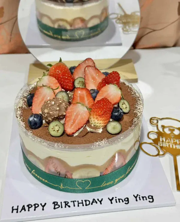 เค้กวันเกิดสตรอเบอรี่นอฟฟีสดใส ประดับผลไม้สดและช็อกโกแลต สร้างความสุขในโอกาสพิเศษ.