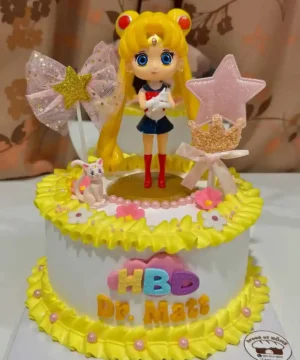 เค้กเซเลอร์มูนสุดน่ารัก พร้อมโมเดลตกแต่งพิเศษสำหรับงานฉลองและวันเกิด.