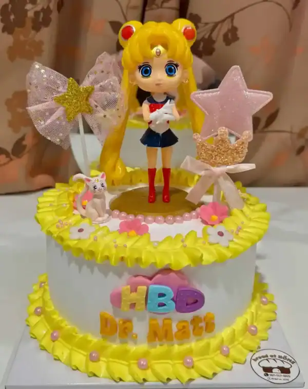 เค้กเซเลอร์มูนสุดน่ารัก พร้อมโมเดลตกแต่งพิเศษสำหรับงานฉลองและวันเกิด.