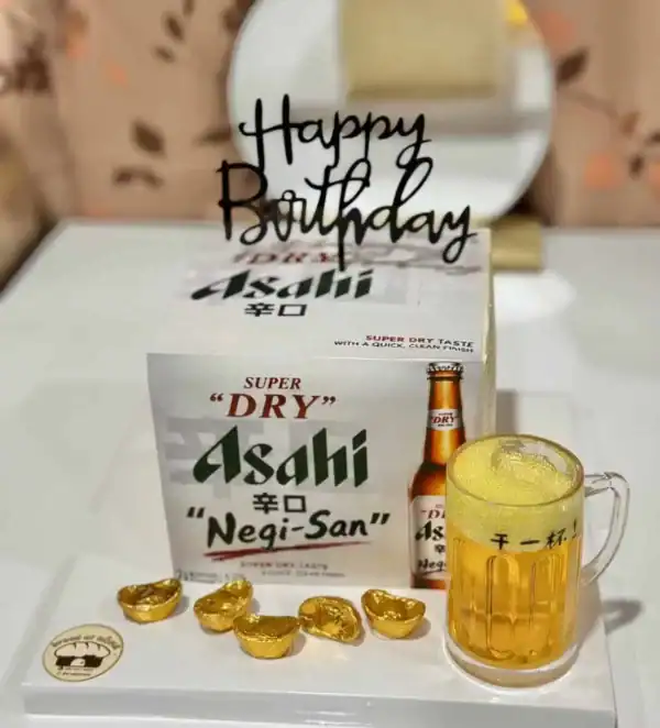 แก้วเบียร์ Asahi เนกิซัง พร้อมกล่องและช็อกโกแลตทองคำในงานปาร์ตี้วันเกิด.